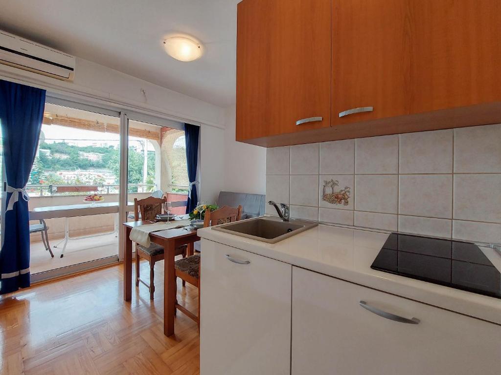 Kuchyň nebo kuchyňský kout v ubytování Apartments Zeljko