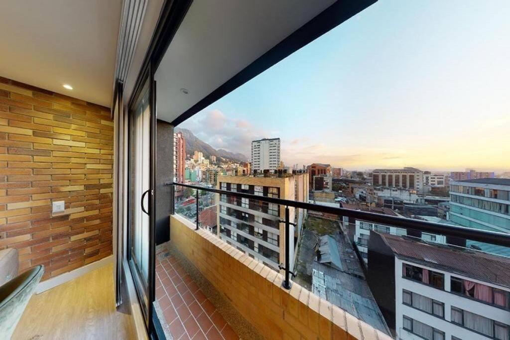 d'un balcon avec vue sur la ville. dans l'établissement 812 Elevated Escape Loft, à Bogotá