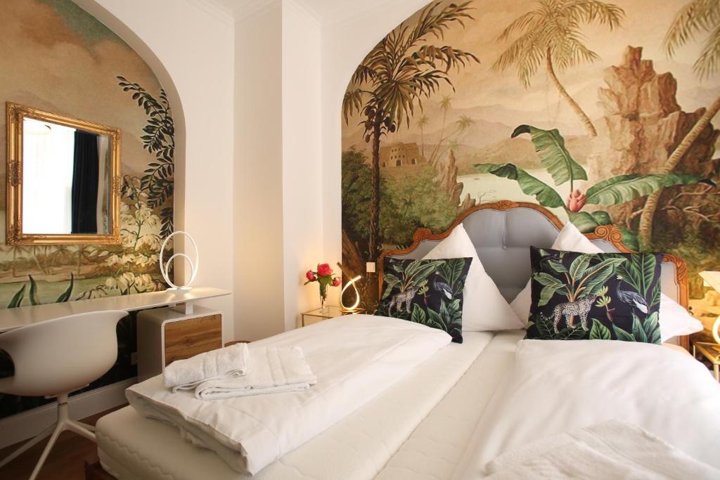 Schlafzimmer mit einem Bett mit Wandgemälde in der Unterkunft WEISSES ROSS DESIGNHOTEL in Kirchheimbolanden