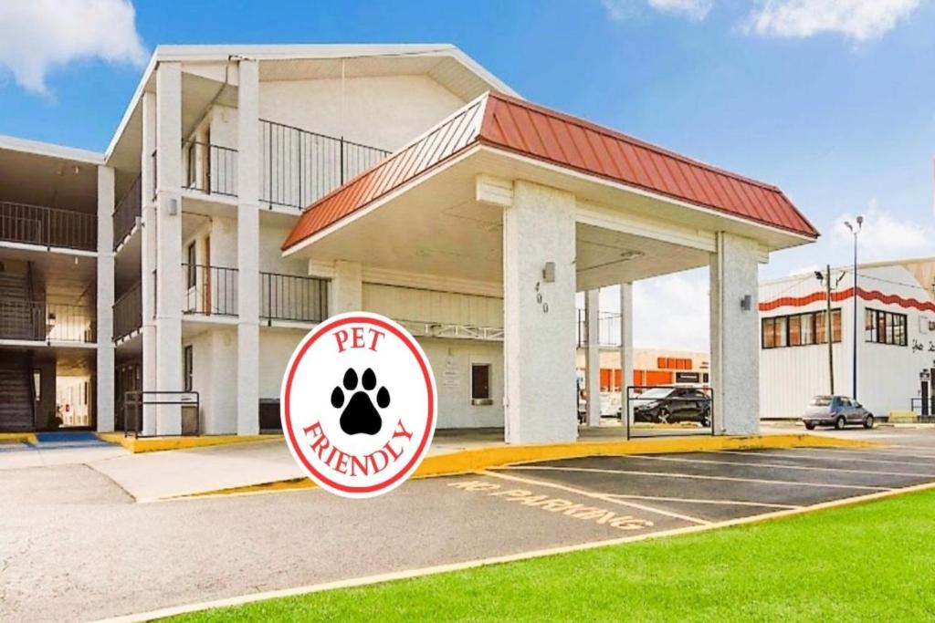 ein Gebäude mit einem Hundeschild davor in der Unterkunft OYO Hotel Mobile, AL I-65 at Airport Blvd in Mobile