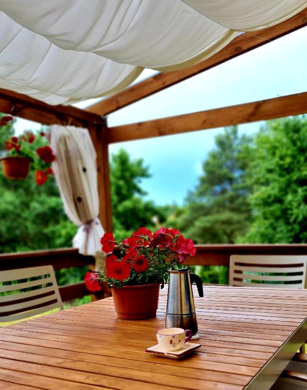 Balkón alebo terasa v ubytovaní Trasą S7 w 2h z Warszawy i Gdanska, Jadamowo holidaymazury, jacuzzi, jezioro
