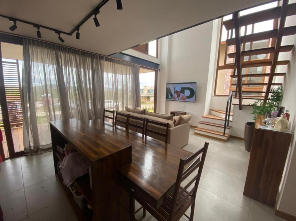 穆庫熱的住宿－Vila beija-flor prime / apt 02，客厅配有桌子和沙发