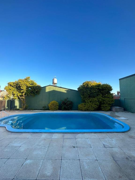 une grande piscine bleue dans une cour dans l'établissement quinta iaia, à Villaguay