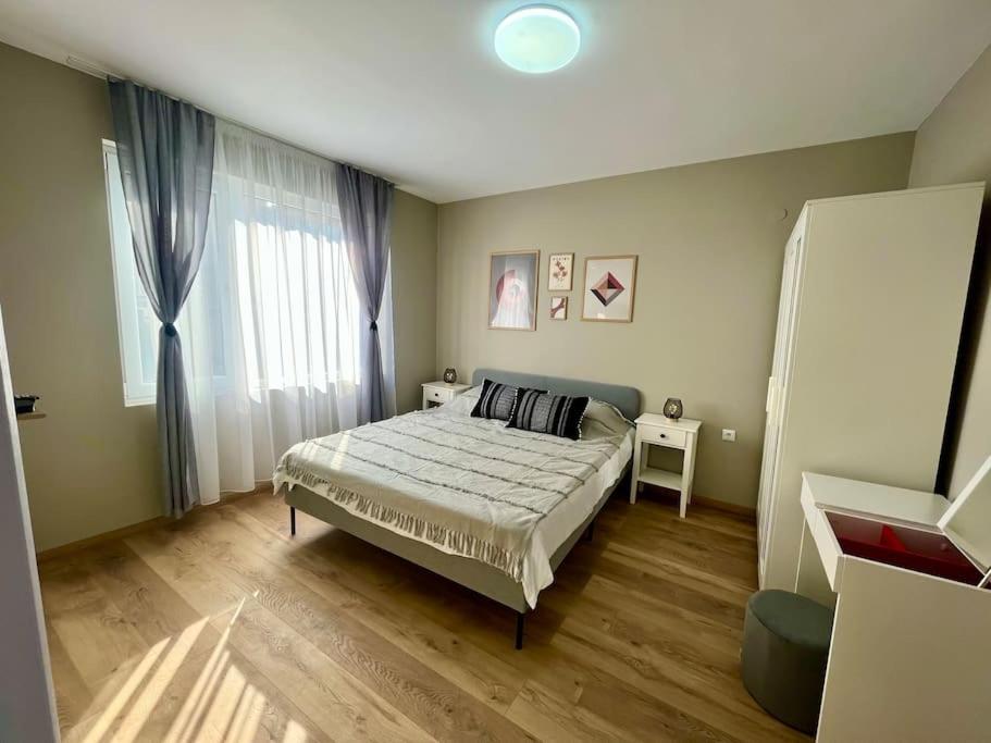 ブルガスにあるSea Garden Apartmentのベッドルーム1室(ベッド1台、大きな窓付)