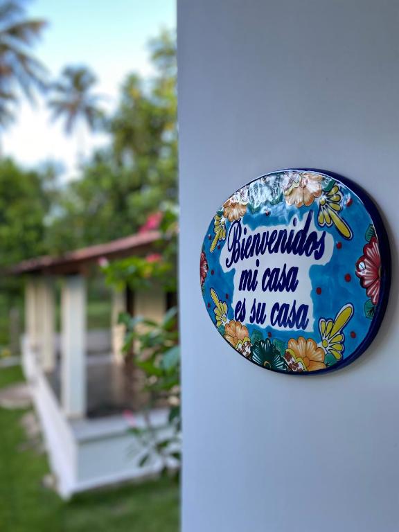 a sign that says strawberries my cake is so cakes at A Casa de Ponta-Simplicidade e Requinte -Estrutura Completa a 150m da praia in Maragogi