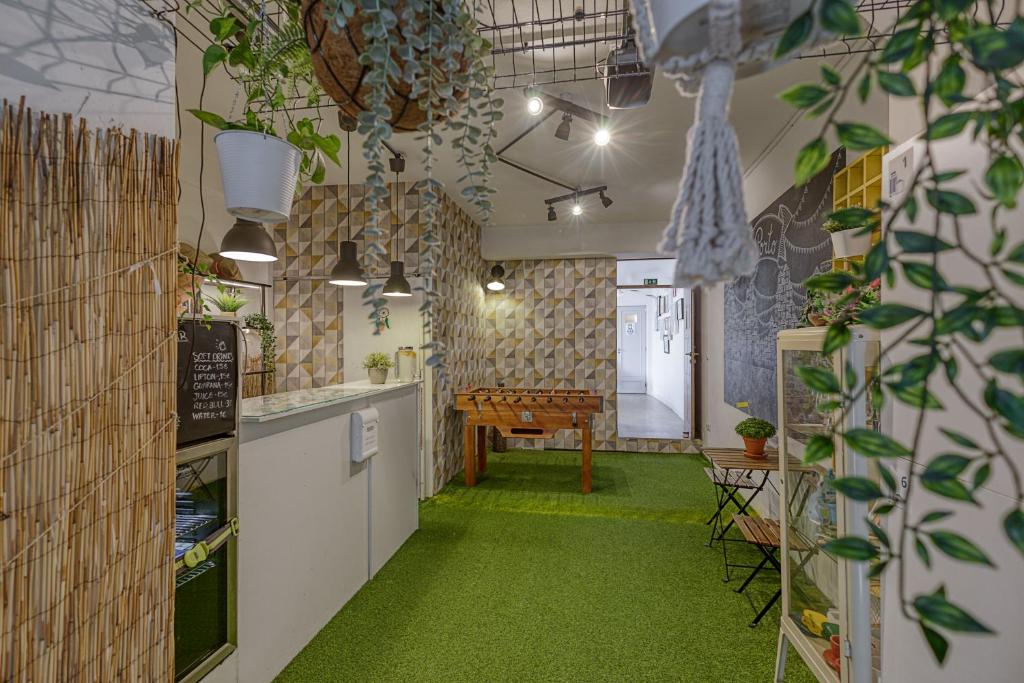 Habitación con suelo verde y mesa en Travel & Live Porto Hostel, en Oporto
