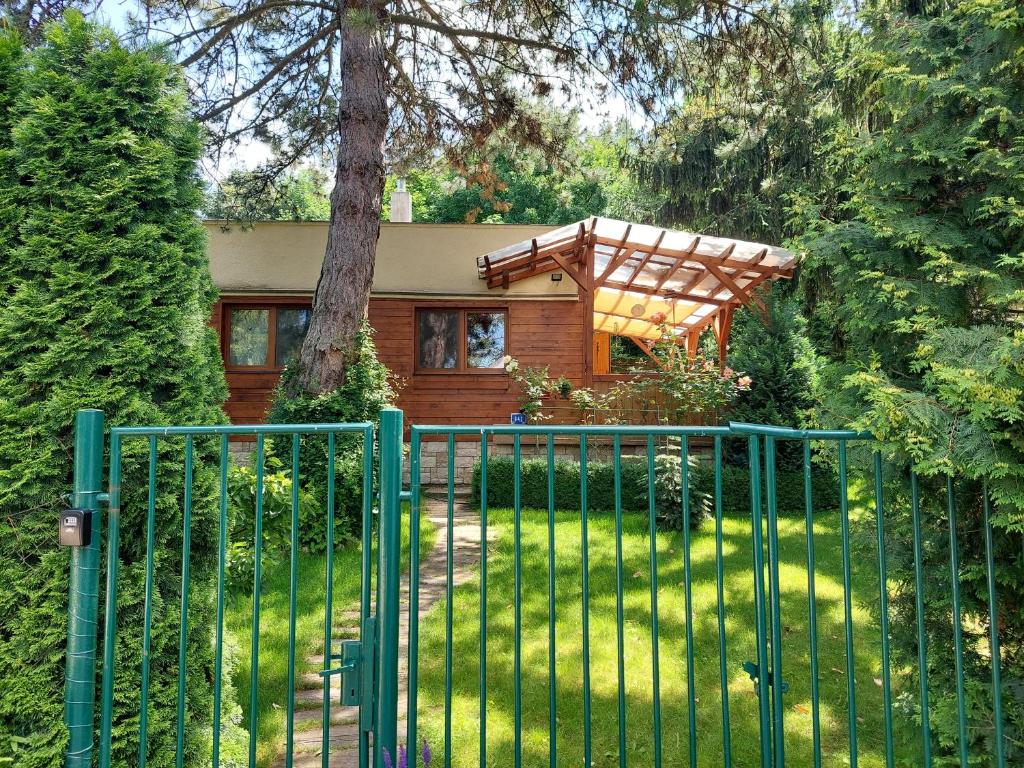 um portão de metal verde em frente a uma casa em Chata Jakub - Červená Veža em Banka