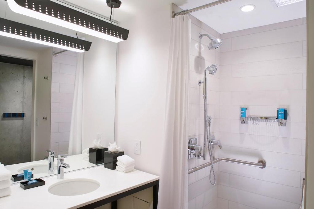 Aloft Chicago Mag Mile - King Room With Adapted Tub - Mobility Accessible