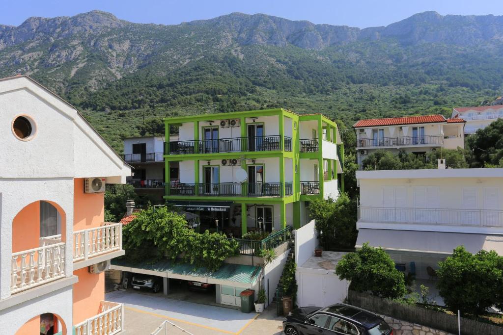 an apartment building with a green and white at Studio Gradac 2784d in Gradac