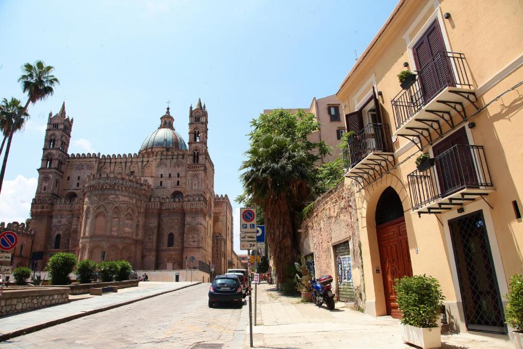 un'auto parcheggiata in una strada di fronte a un edificio di Alle Absidi della Cattedrale a Palermo
