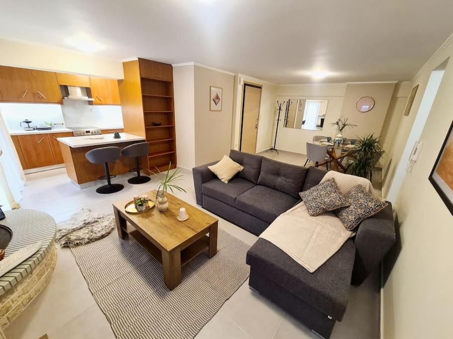 Filoxenia Luxury Home Patras في باترا: غرفة معيشة مع أريكة وطاولة