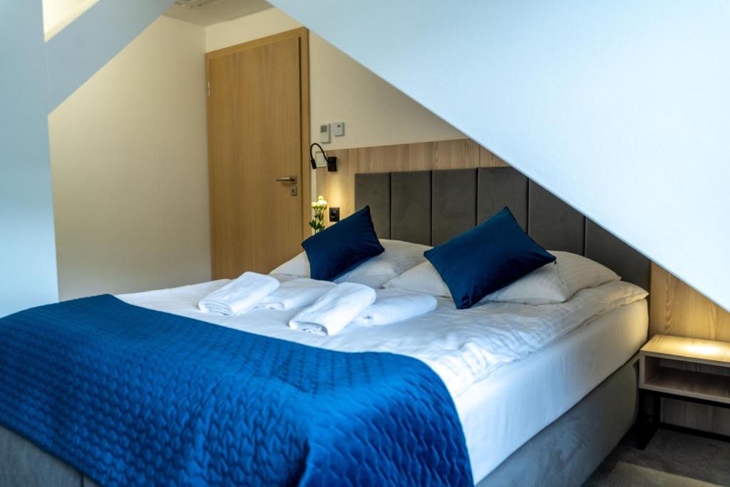 Posteľ alebo postele v izbe v ubytovaní Hotel Alpin