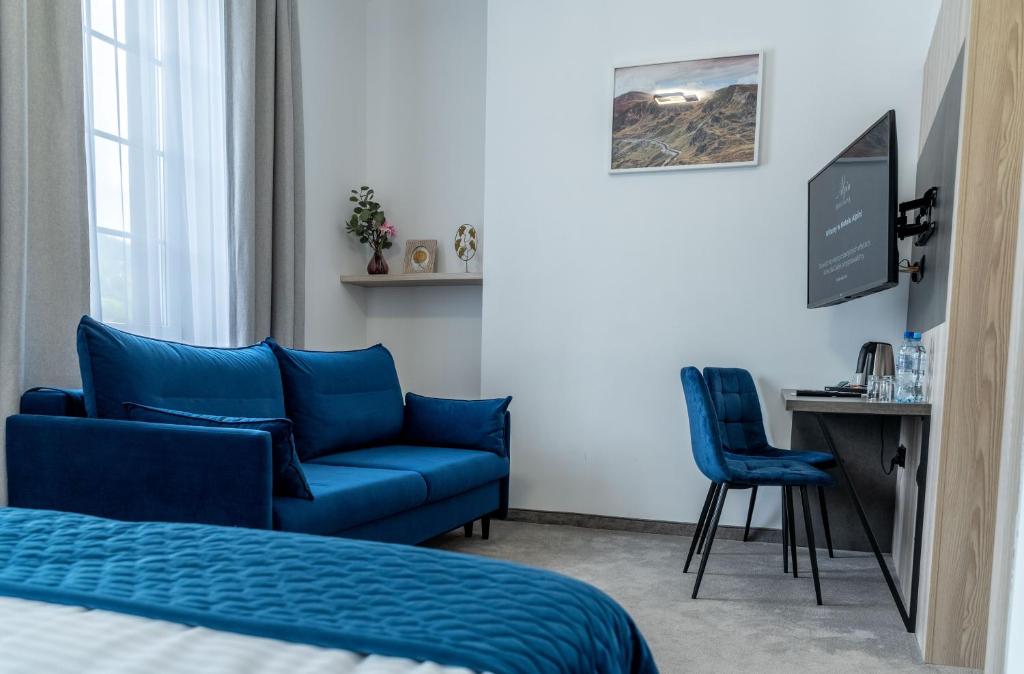 Televízia a/alebo spoločenská miestnosť v ubytovaní Hotel Alpin