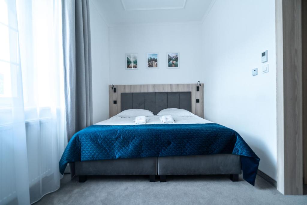 Posteľ alebo postele v izbe v ubytovaní Hotel Alpin