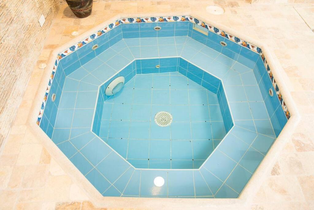 Bazén v ubytování Lujosa Casa Guayllabamba - Gym Jacuzzi Piscina nebo v jeho okolí