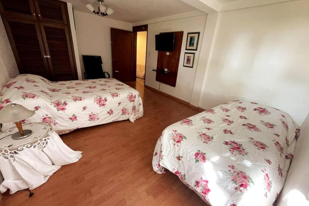 Postel nebo postele na pokoji v ubytování Lujosa Casa Guayllabamba - Gym Jacuzzi Piscina