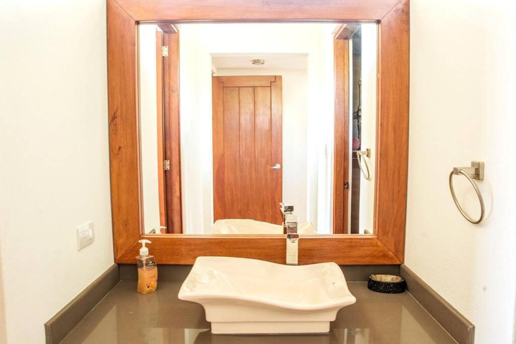 Koupelna v ubytování Lujosa Casa Guayllabamba - Gym Jacuzzi Piscina