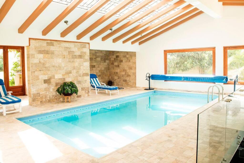 Bazén v ubytování Lujosa Casa Guayllabamba - Gym Jacuzzi Piscina nebo v jeho okolí