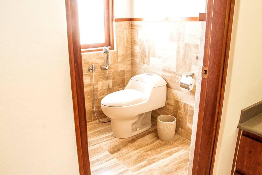 Koupelna v ubytování Lujosa Casa Guayllabamba - Gym Jacuzzi Piscina