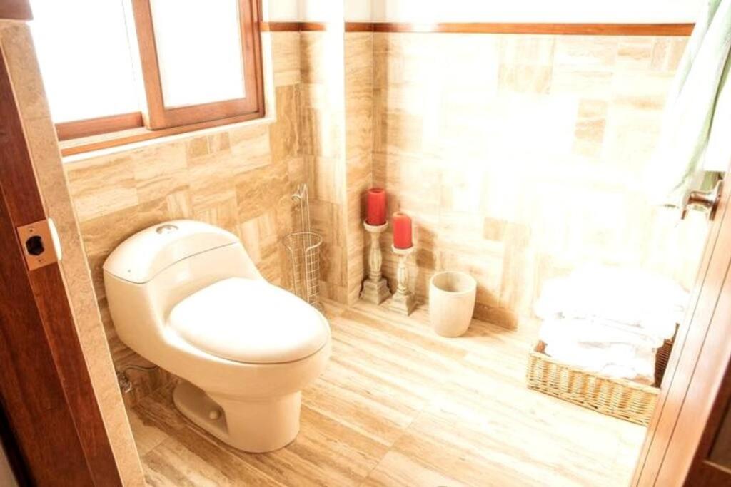 Koupelna v ubytování Lujosa Casa Guayllabamba - Gym Jacuzzi Piscina