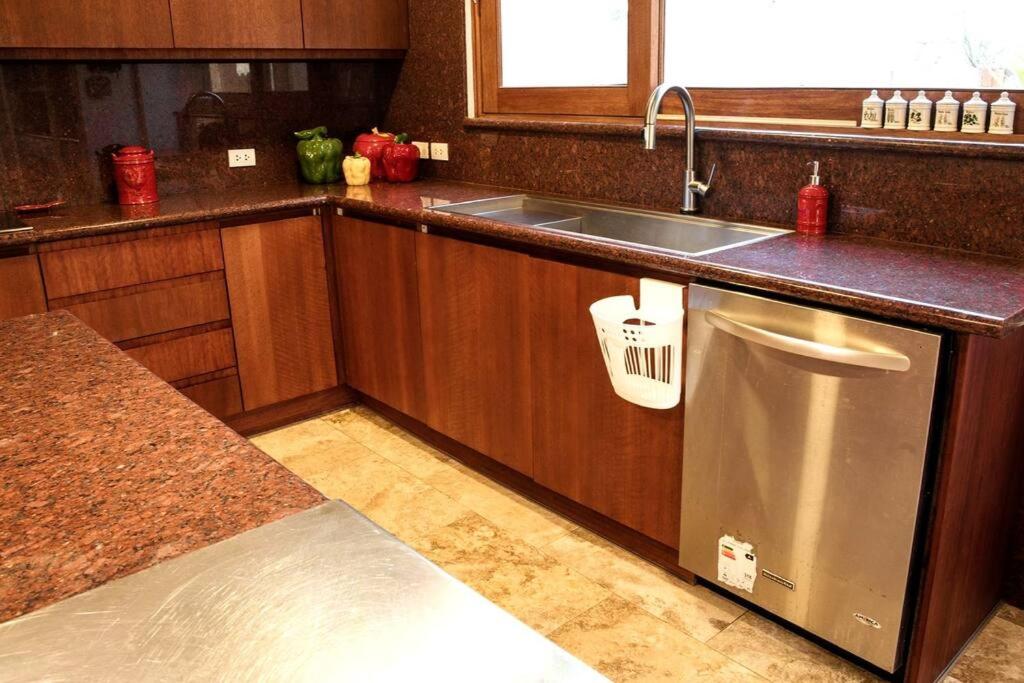 Kuchyň nebo kuchyňský kout v ubytování Lujosa Casa Guayllabamba - Gym Jacuzzi Piscina