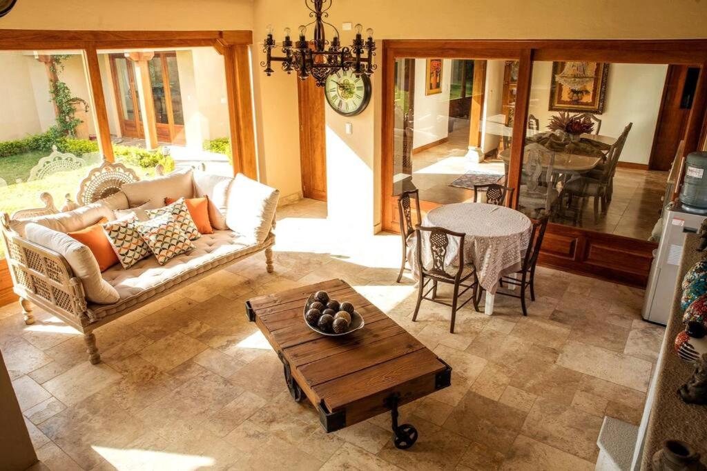 Posezení v ubytování Lujosa Casa Guayllabamba - Gym Jacuzzi Piscina