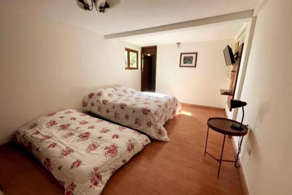 Postel nebo postele na pokoji v ubytování Lujosa Casa Guayllabamba - Gym Jacuzzi Piscina