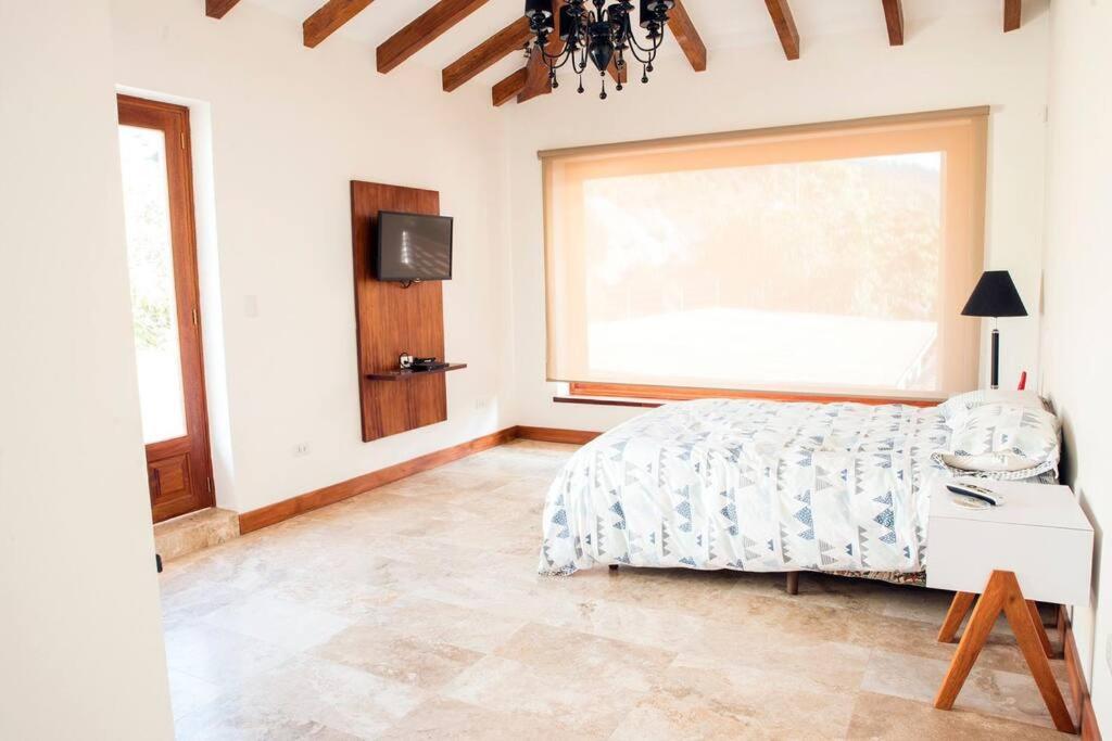 Postel nebo postele na pokoji v ubytování Lujosa Casa Guayllabamba - Gym Jacuzzi Piscina