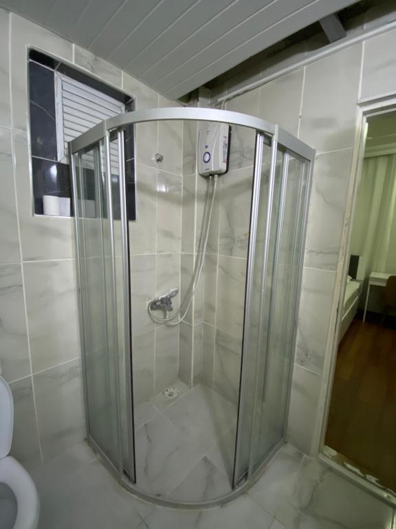 een douche met een glazen deur in de badkamer bij Nurer Apart Otel in Antalya
