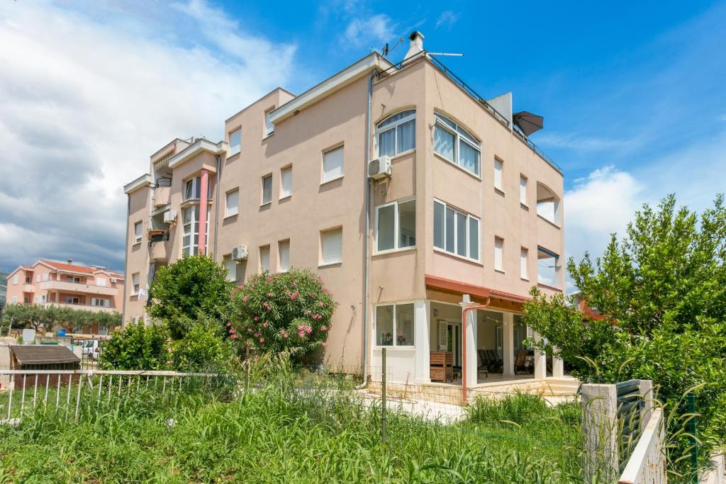 Apartments with parking space Kastel Stafilic, Kastela - 20926