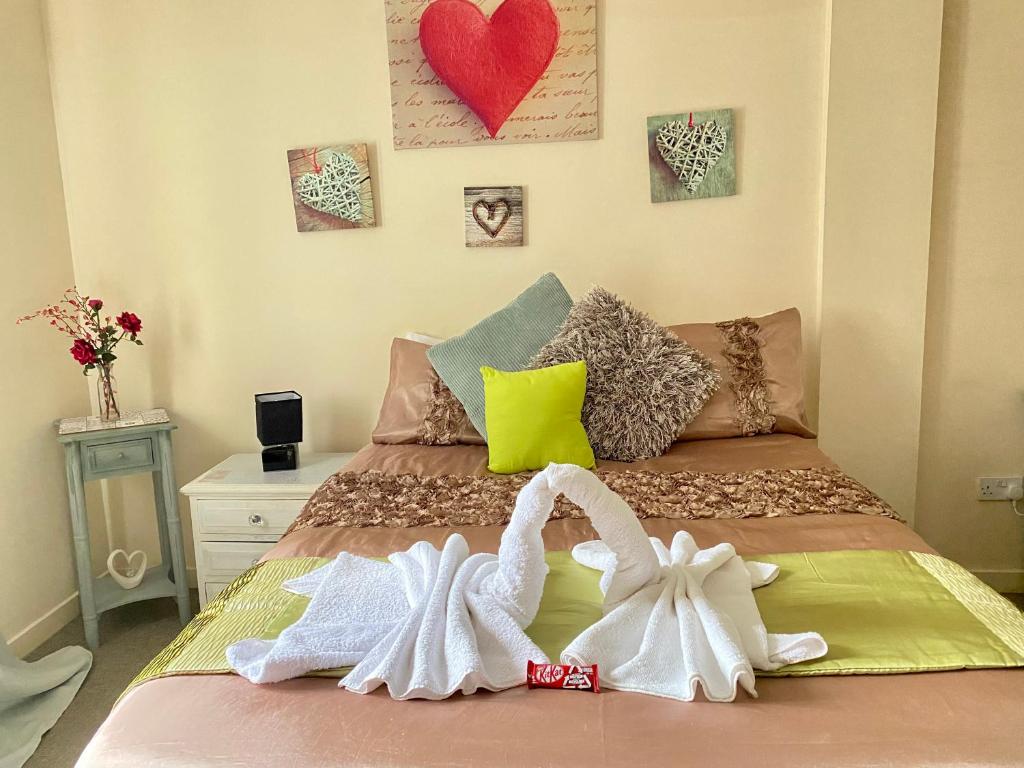 een bed met twee handdoeken erop bij Lovely double room with private bathroom and Double room with shared toilet & PARKING FREE in Edinburgh