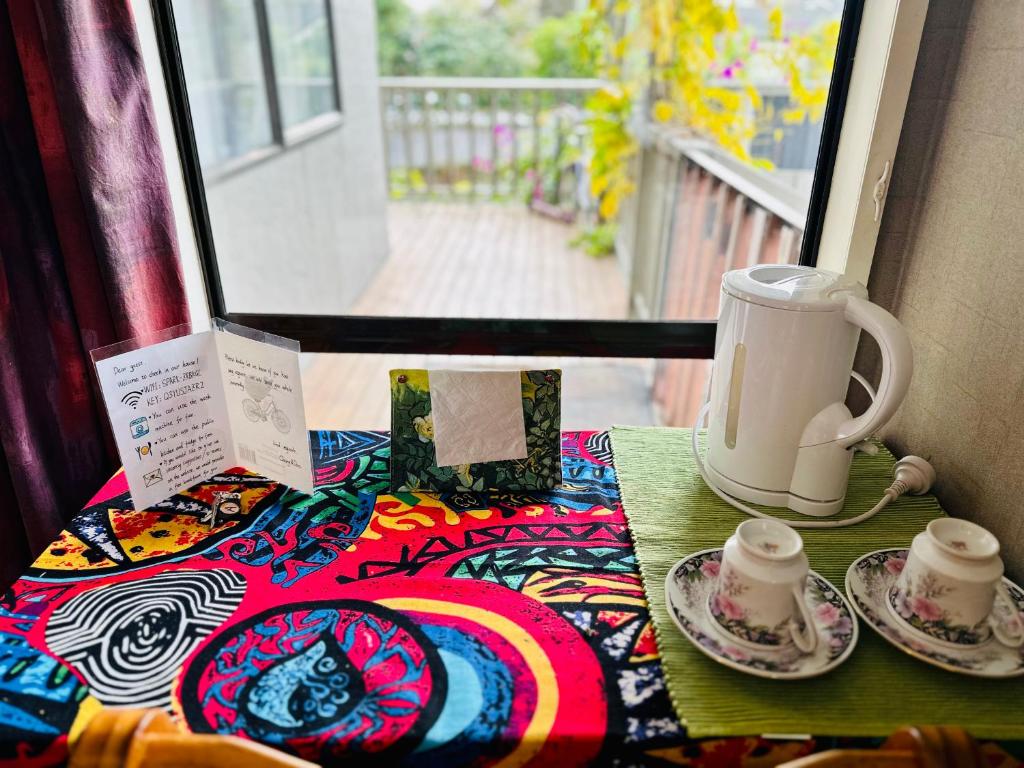 Příslušenství pro přípravu čaje a kávy v ubytování Dora's Comfortable Homestay in Hamilton