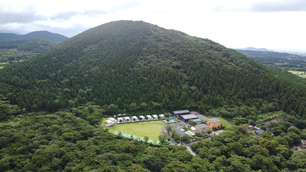 una vista aérea de una casa en medio de una montaña en Jeju Best Hill en Jeju