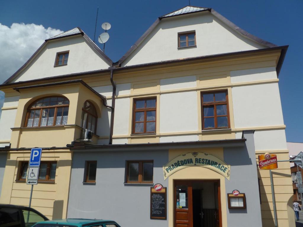 un bâtiment jaune et blanc avec une porte dans l'établissement Hotel Praded Jesenik, à Jeseník