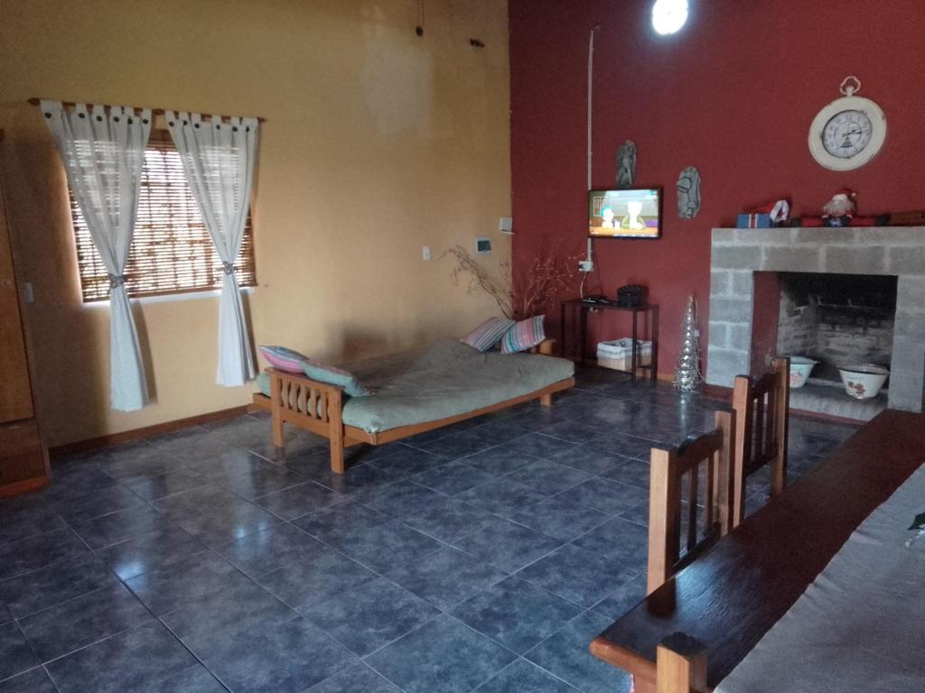 ein Wohnzimmer mit Couch und Kamin in der Unterkunft La posada de Don Santiago in Villa Lía