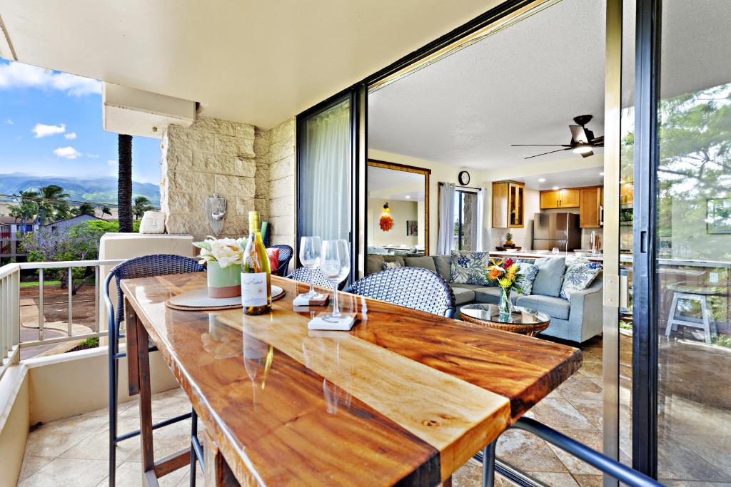 een keuken en een woonkamer met een houten tafel bij Paki Maui 327 in Kahana