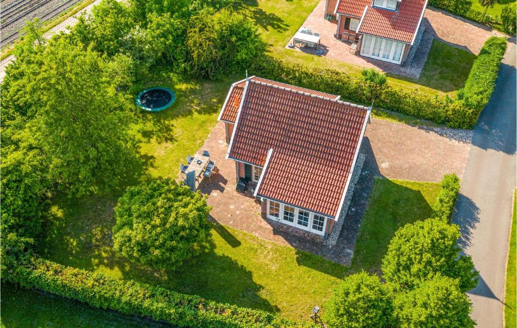 una vista aérea de una casa con techo rojo en Buitengoed Het Lageveld - 62, en Hoge-Hexel