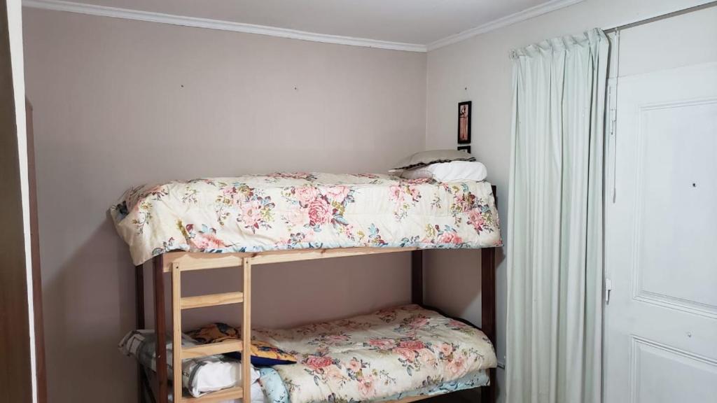 Juana Koslay にあるDepartamentos las chacrasのベッドルーム1室(二段ベッド2組付)