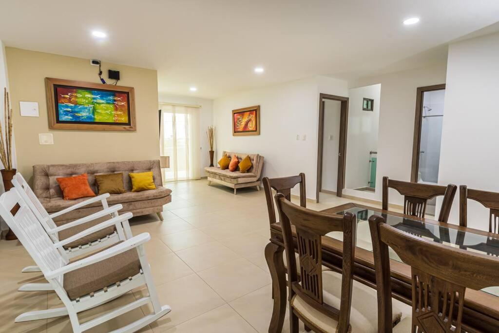 ¡Apartamento ideal en Sincelejo- Sucre! في سينسليخو: غرفة معيشة مع طاولة وكراسي وأريكة
