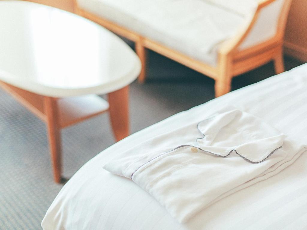 Postel nebo postele na pokoji v ubytování Kanazawa Kokusai Hotel