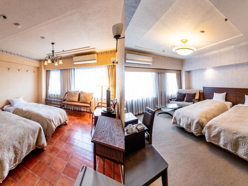 Postel nebo postele na pokoji v ubytování Kanazawa Kokusai Hotel