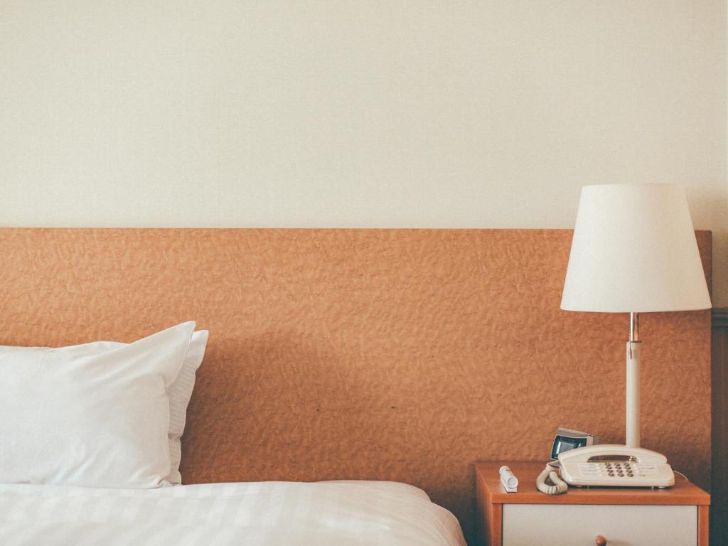 Postel nebo postele na pokoji v ubytování Kanazawa Kokusai Hotel