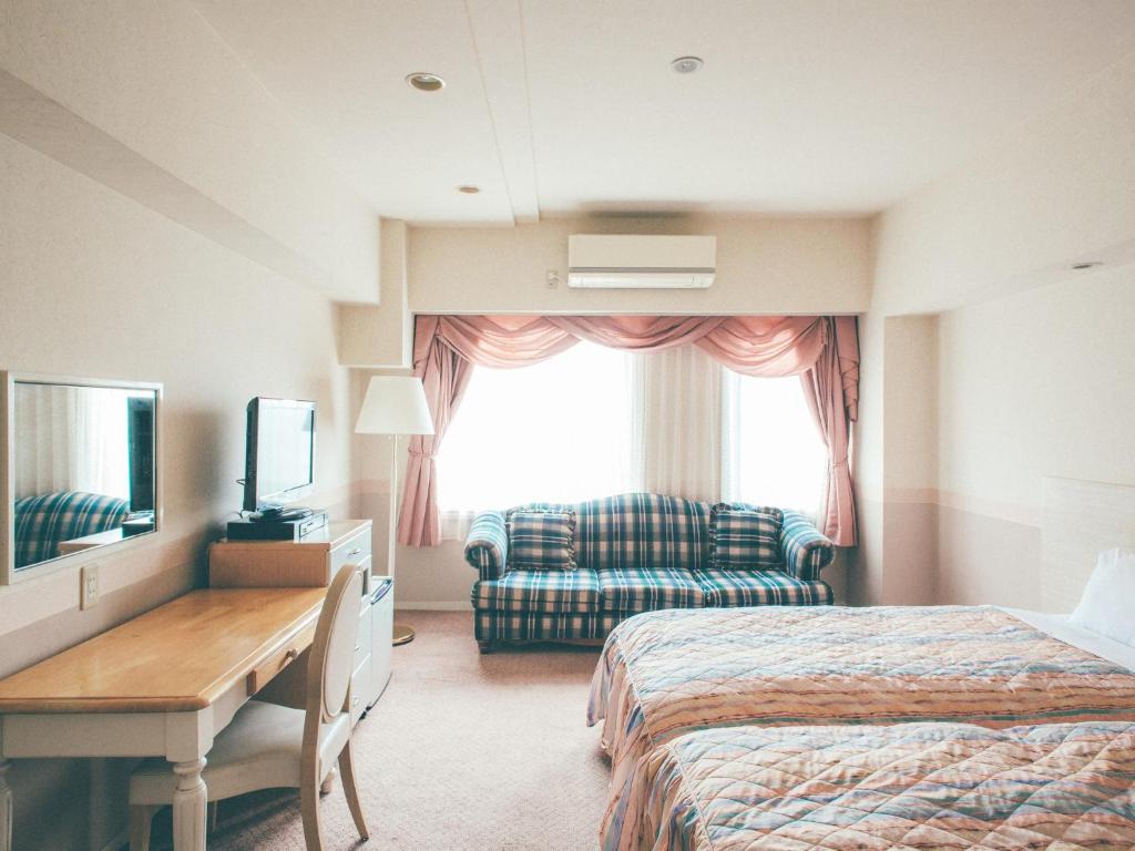 Postel nebo postele na pokoji v ubytování Kanazawa Kokusai Hotel