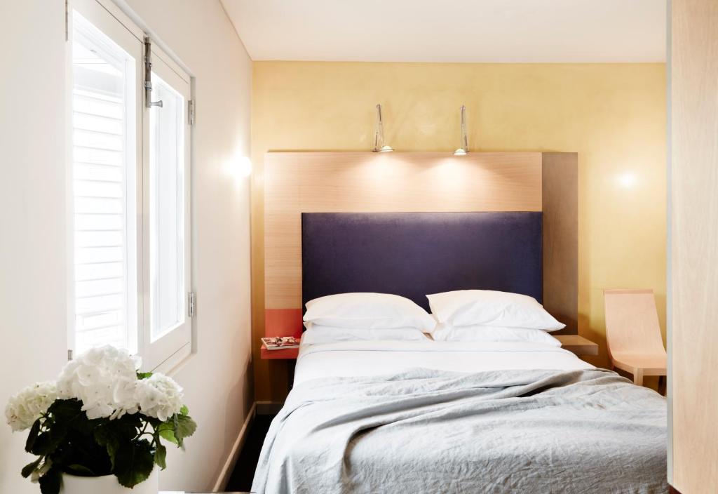 Postel nebo postele na pokoji v ubytování Medusa Hotel Sydney