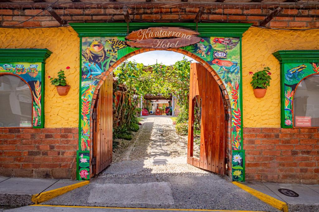 einen Eingang zu einem Gebäude mit Torbogen in der Unterkunft Hotel Kantarrana Urbana Jardin in Jardin