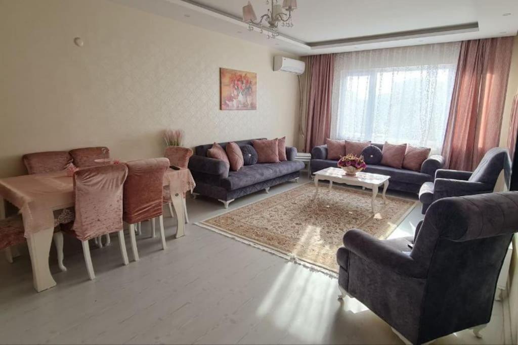 a living room with a couch and a table at شقة عائلية قريبة من المواصلات in Istanbul