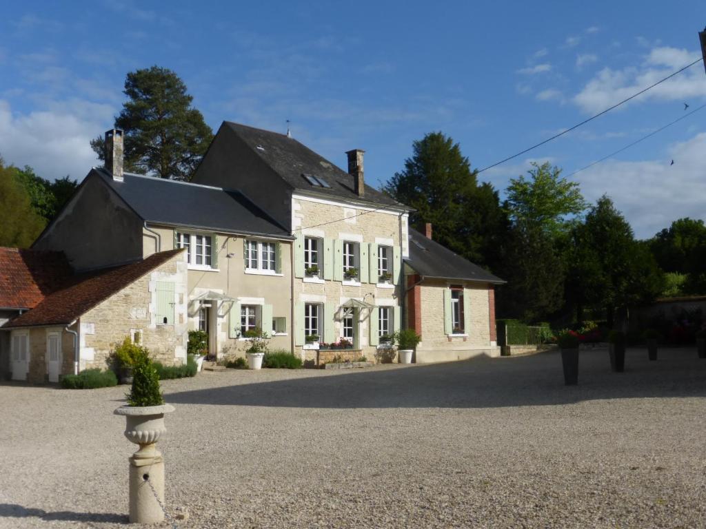 une maison blanche avec un toit noir dans l'établissement Domaine du Bouloy, à Druyes-les-Belles-Fontaines