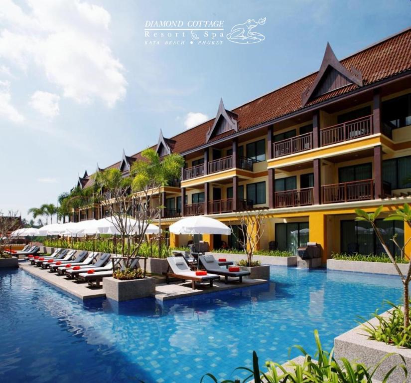 Blick auf das Resort vom Pool aus in der Unterkunft Diamond Cottage Resort & Spa in Karon Beach