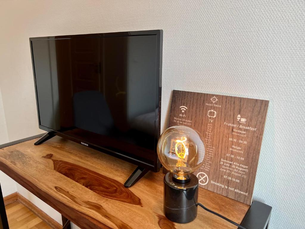 TV a/nebo společenská místnost v ubytování Hotell Siesta