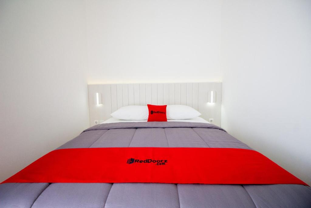 RedDoorz Plus near JCM Yogyakarta 2 - Deluxe Double Room